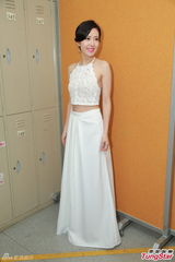 组图：唐诗咏助阵港姐决赛 吊带白裙大秀美背