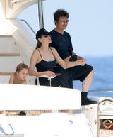 组图：安吉丽娜-朱莉/布拉德-皮特婚后甜蜜度假 亲密抚摸超有爱