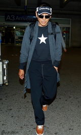 组图：陈道明戴墨镜抵戛纳 张艺谋微笑挥手致意