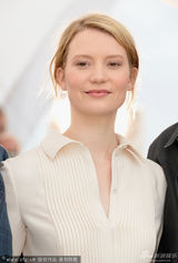 组图：《星图》朱丽安摩尔卖萌 加顿捂裙险走光