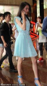 组图：刘恺威遭影迷围堵合影 郑爽接电话避镜头