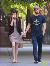 组图：艾玛斯通和加菲尔德十指紧扣甜蜜外出