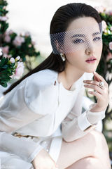 组图：刘小小曝夏日写真 白裙美腿演绎花儿与少女