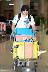 组图：朴贞雅等人返韩 机场时尚风格各异