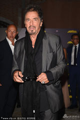 组图：阿尔帕西诺获基金奖 牵小40岁女友亮相