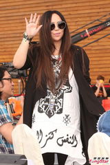 组图：张惠妹藏肉不怕热 全副武装难掩丰腴身材