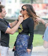 组图：妮娜-杜波夫获众化妆师伺候 粉丝围堵显风情万种