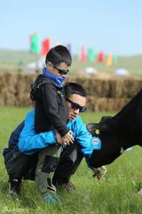 组图：《爸爸2》萌娃奶爸集体变身“挤奶工”