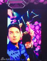 组图：赵薇录节目秒变女神经 嘟嘴卖萌玩自拍