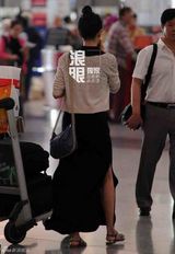 独家：高圆圆机场送赵又廷离京 闸口秀恩爱