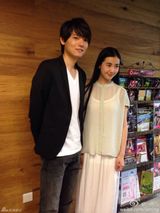 组图：古川雄辉北京拍戏 女主张辛苑贴心送麻将