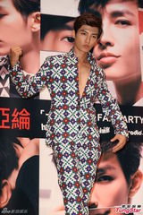 组图：炎亚纶表态自爱 注意身体从不抽烟