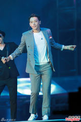 组图：成龙演唱会群星助阵 Super Junior-M任嘉宾