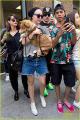 组图：麦莉夏日戴毛线帽抱狗出行 不拒歌迷合影