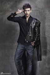 组图：叶项明性感邪魅风写真似偶像版吸血鬼
