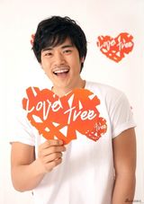 高清图：文根英金强宇携手为慈善 展现温暖笑容