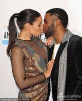 组图：全美音乐奖红毯女星争艳 比伯亲老妈鸟叔搞怪