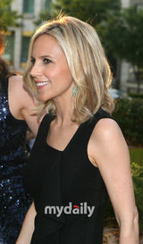 幻灯图：金正恩等出席开业仪式 众女星光彩夺目