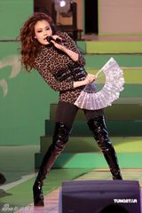 幻灯图：容祖儿豹纹装录影 王菀之穿出旧上海风情 