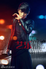 组图：魏晨拍摄杂志大片黑色系时尚搭配