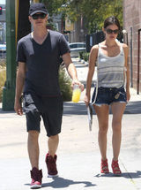 组图：瑞切尔-贝尔森和男友海登逛街购物