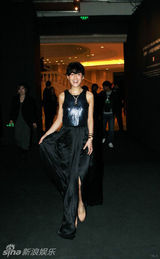 组图：IT GIRL 陈燃女王范儿优雅亮相艺术展