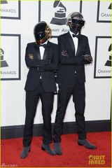 组图：蠢朋克乐队亮相格莱美红毯 个性依旧