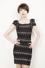 组图：高晓菲红唇锁骨演绎别样性感