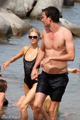 组图：帕丽斯胸袭神秘新欢 海边甜蜜依偎