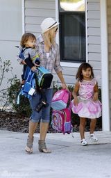 组图：伍兹前妻艾琳走出离婚阴影带子女过周末