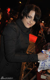 高清组图：《新月》英国粉丝见面会 斯图尔特雷人装