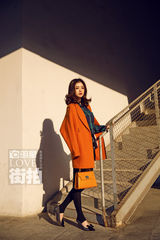 明星爱街拍：蒋欣冬日信步而行 暖阳下幸福洋溢