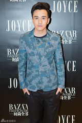 组图：翟天临出席时尚活动展英伦型男气质