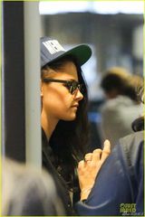 组图：暮光女现身机场一路黑面 帕丁森传新恋情