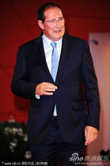 组图：《硬纸盒小镇》首映 导演埃曼诺牵爱妻亮相