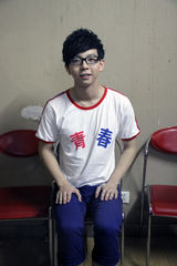 组图：胡夏音乐学院唱红歌 复古着装气质斯文