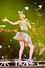 组图：容祖儿香港红馆开唱 与舞伴亲密不尴尬