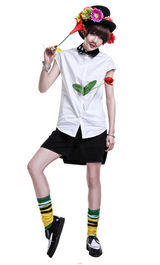 组图：夕又米街拍秀波点翻领衬衫