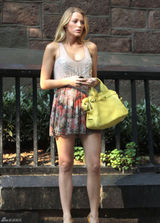 组图：《绯闻女孩》片场 布莱克花短裙秀长腿