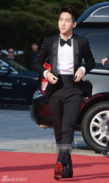 组图：B1A4成员Baro亮相 与《1994》众星会合