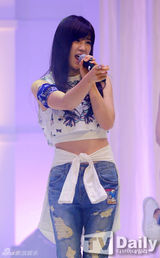 组图：Apink清凉牛仔装亮相 甜美活泼萌翻全场