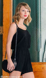 组图：斯威夫特黑色短裙秀长腿 腼腆出街笑不停