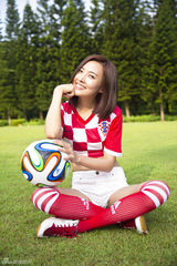 组图：郑罗茜变身性感足球宝贝秀蛮腰长腿