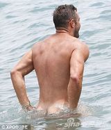 组图：隆胸女比基尼湿身海战猛男 男方水中全裸