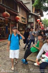 组图：隆诗牵手游丽江 吴奇隆贴心为女友夹菜