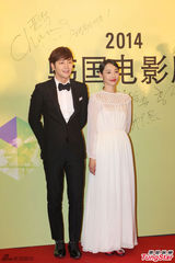 组图：张根硕想找中国女友 甜笑亲密搂抱白百何