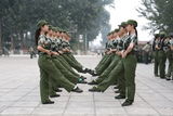 组图：北京舞蹈学院新生军训 女生空中一字马