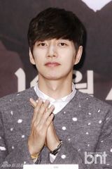 组图：《坏家伙》朴海镇穿洞洞衣宣传新剧