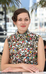 组图：影后歌迪亚短裙闪耀 兄弟导演殷勤献吻