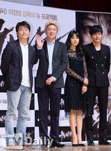 组图：《哭泣男人》张东健黑衣亮相 与粉丝互动